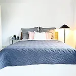 Stylisches Apartment mit Balkon und kostenlosem Parkplatz + 2 Schlafzimmer + Flexibler Check-in