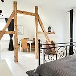 Stylisches Apartment mit Balkon und kostenlosem Parkplatz + 2 Schlafzimmer + Flexibler Check-in