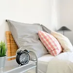 Stylisches Apartment mit Balkon und kostenlosem Parkplatz + 2 Schlafzimmer + Flexibler Check-in