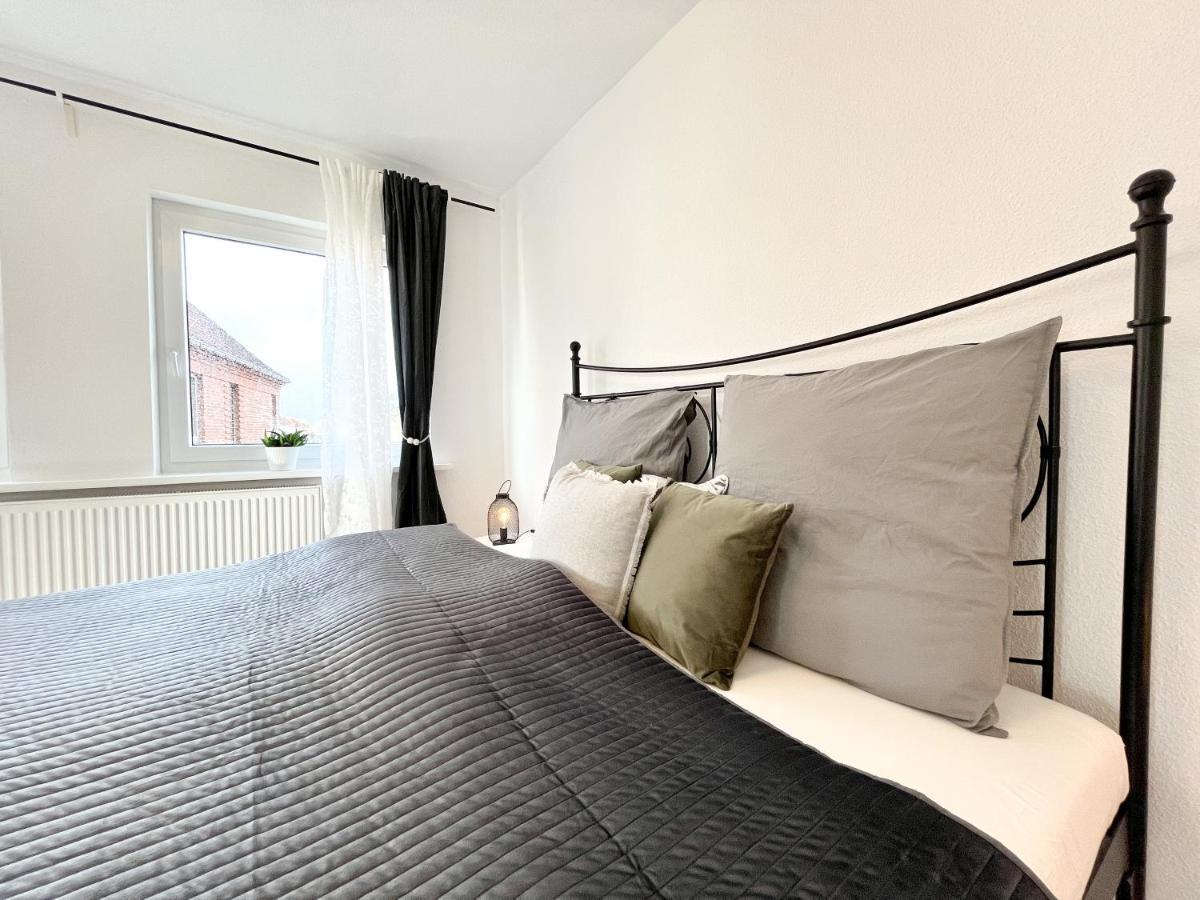 Stylisches Mit Balkon Und Kostenlosem Parkplatz + 2 Schlafzimmer + Flexibler Check-in Apartment