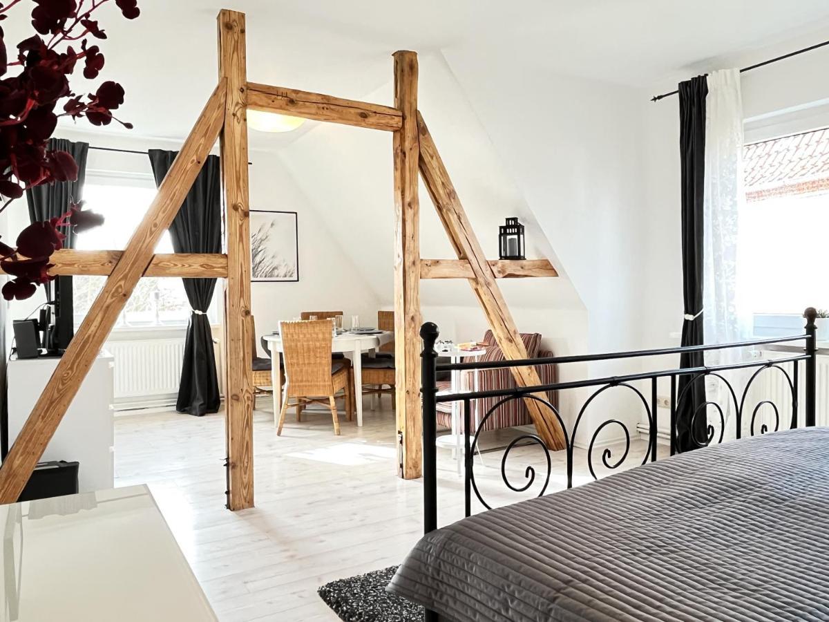Stylisches Mit Balkon Und Kostenlosem Parkplatz + 2 Schlafzimmer + Flexibler Check-in Celle