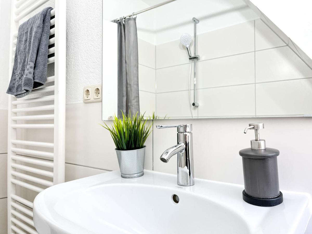 Stylisches Mit Balkon Und Kostenlosem Parkplatz + 2 Schlafzimmer + Flexibler Check-in Apartment