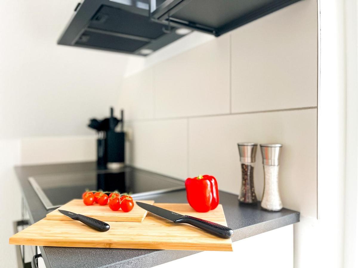 Stylisches Mit Balkon Und Kostenlosem Parkplatz + 2 Schlafzimmer + Flexibler Check-in Celle