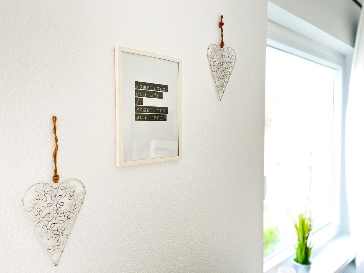 Stylisches Mit Balkon Und Kostenlosem Parkplatz + 2 Schlafzimmer + Flexibler Check-in Apartment *