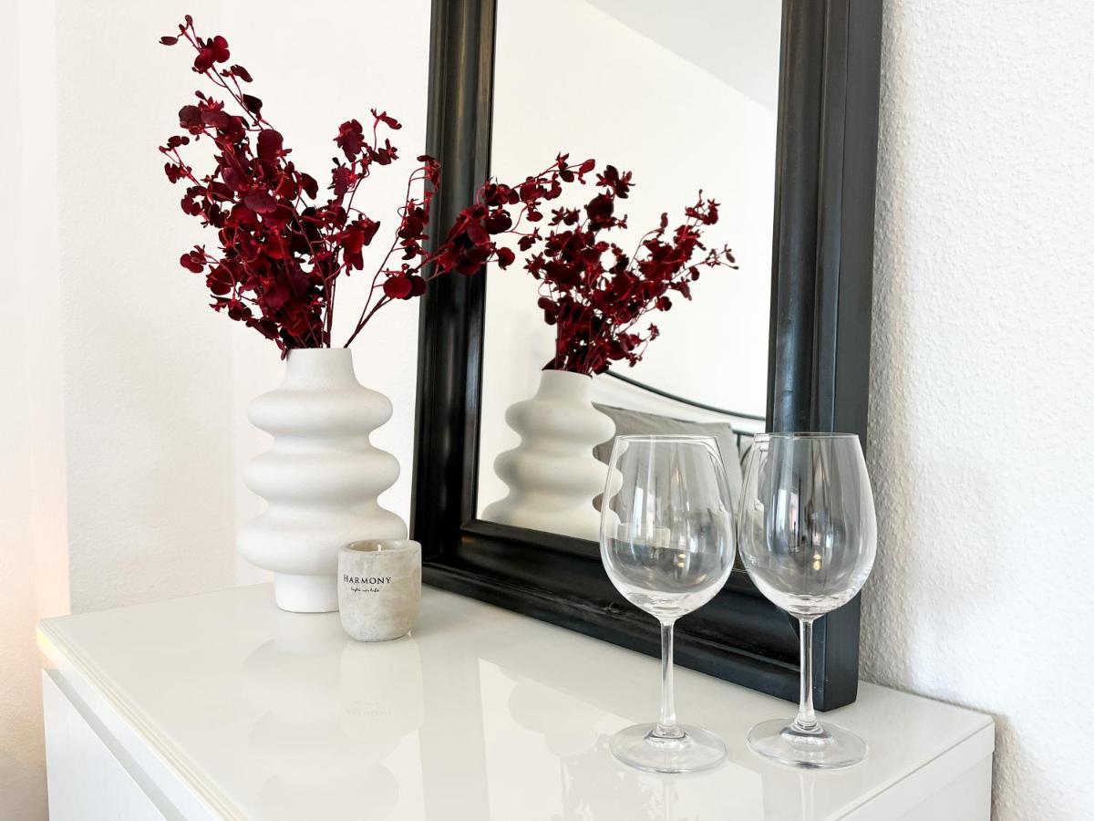 Stylisches Mit Balkon Und Kostenlosem Parkplatz + 2 Schlafzimmer + Flexibler Check-in Apartment Celle