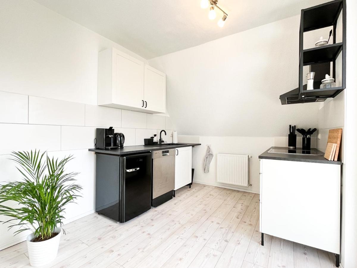 Stylisches Mit Balkon Und Kostenlosem Parkplatz + 2 Schlafzimmer + Flexibler Check-in Apartment *