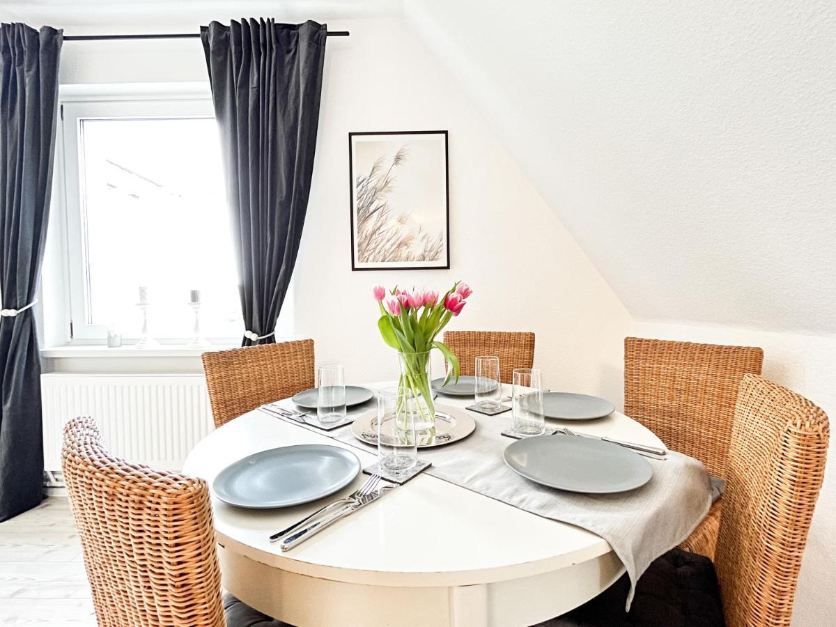 Stylisches Mit Balkon Und Kostenlosem Parkplatz + 2 Schlafzimmer + Flexibler Check-in * Celle