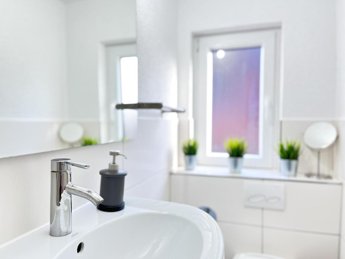 Stylisches Mit Balkon Und Kostenlosem Parkplatz + 2 Schlafzimmer + Flexibler Check-in * Celle